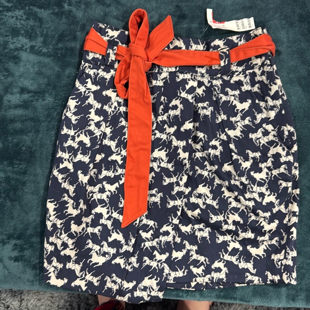 Brand new horse with tie skirt
